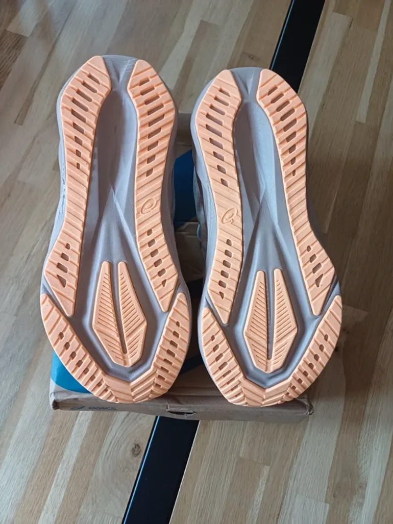 Used Asics Novablast 5 bike — image 5 of 8