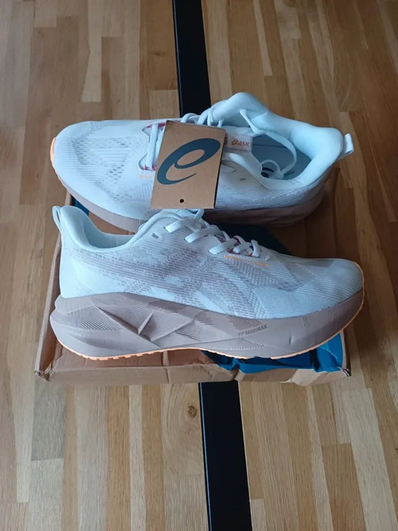 Used Asics Novablast 5 Running Shoes