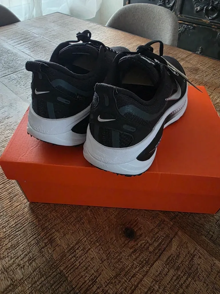 Tweedehands Nike Vomero 18 bike — afbeelding 3 van 7