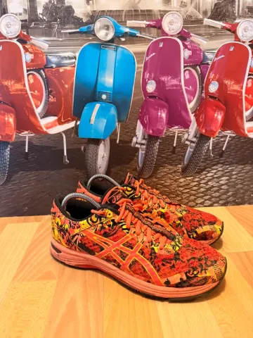 Used Asics Running Shoes bike — image 1 of 5
