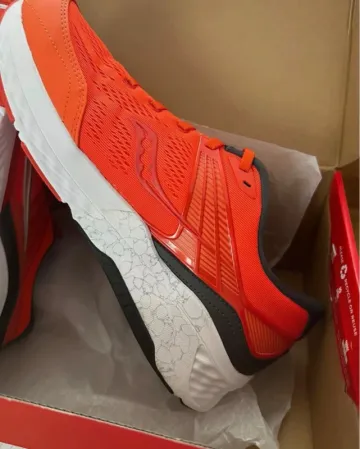 Used Saucony Running Shoes bike — image 2 of 8