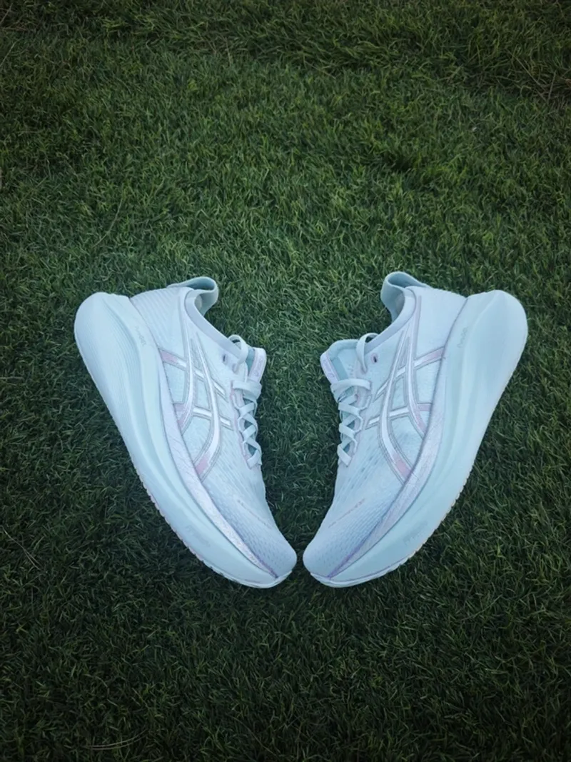 White Nimbus 27 Running Shoes d'occasion