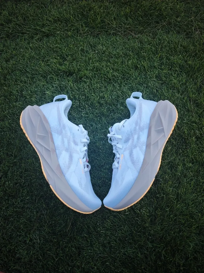 Gebrauchtes White Novablast 5 Running Shoes