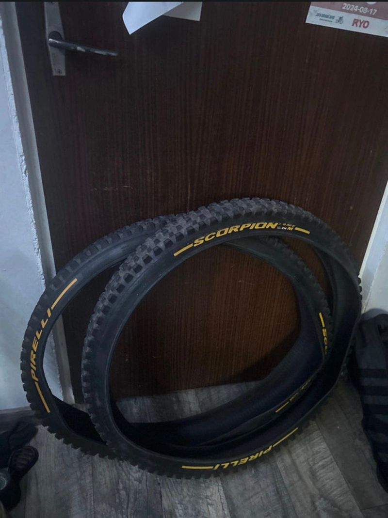 Pirelli Scorpion Race Enduro + Scorpion DH Tires Tyres & Tubes usato