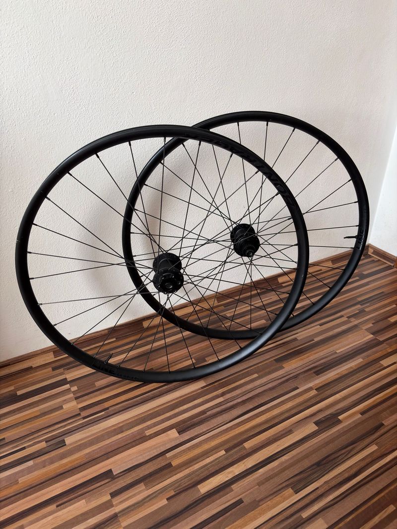 Bontrager Line Comp 30 TLR Aluminium-Laufradsatz Wheels d'occasion