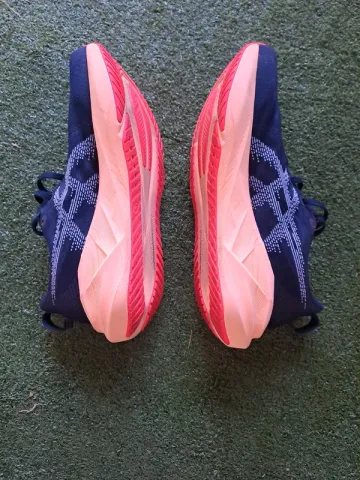 Used Asics Novablast 5 bike — image 2 of 8