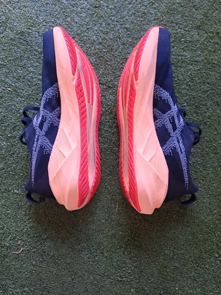 Used Asics Novablast 5 bike — image 2 of 8