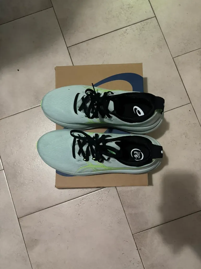 Used Asics Gel Nimbus 28 bike — image 2 of 3