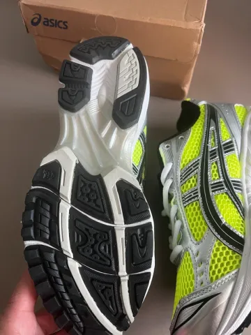 Used Asics Gel Kayano 14 bike — image 7 of 11