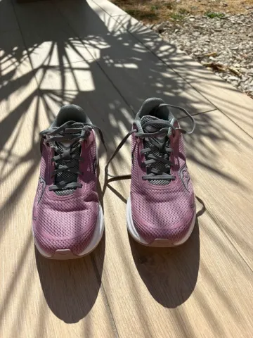 Used Saucony Running Shoes bike — image 4 of 4