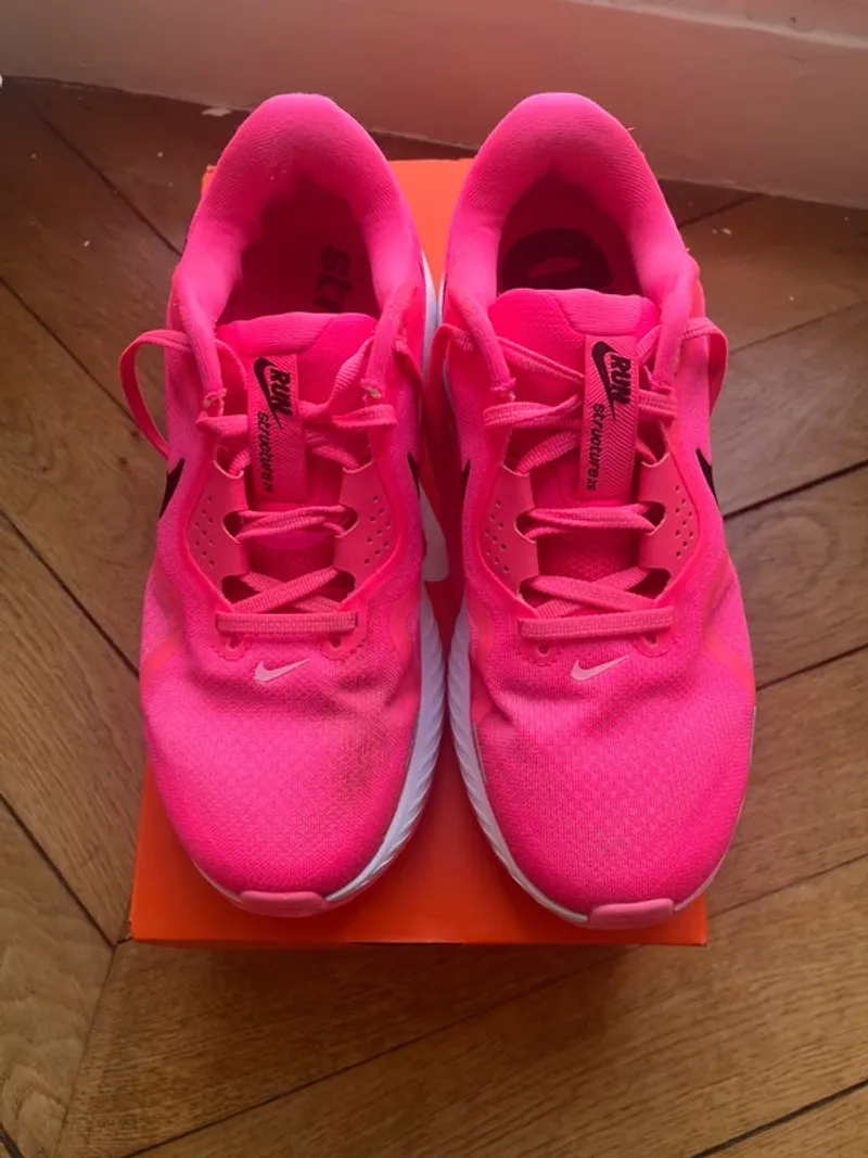Brugt Rose Structure 26 Running Shoes