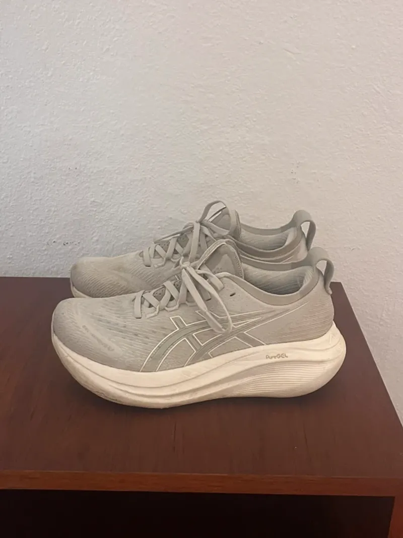 Asics Gel Nimbus 27 Running Shoes d'occasion