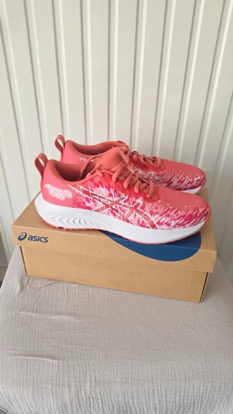 Used Asics Running Shoes bike — image 2 of 15