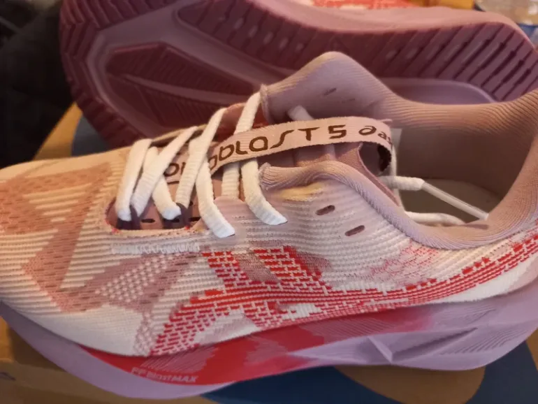 Used Asics Novablast 5 LE bike — image 4 of 7