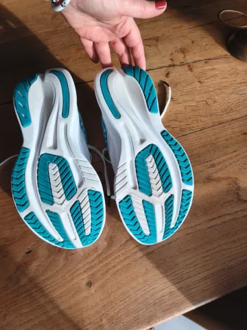 Used Saucony Running Shoes bike — image 4 of 4