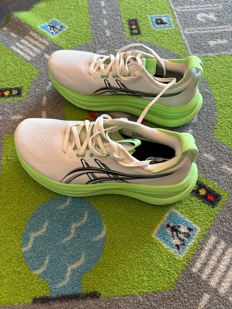 Used Asics Nimbus 28 Running Shoes