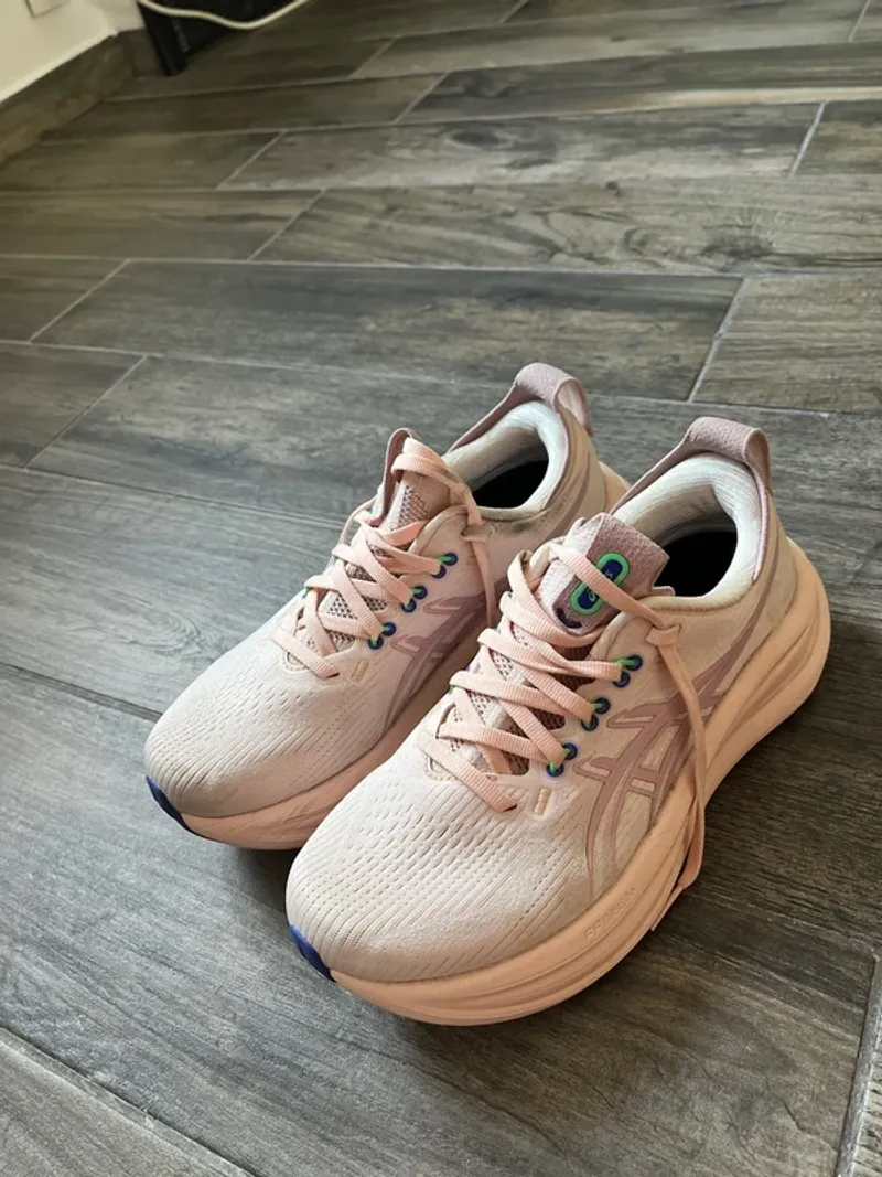 Used Asics Gel Nimbus 28 Running Shoes