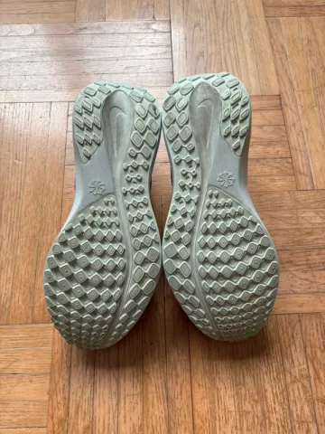 Used White Nike Running Shoes bike — image 4 of 12