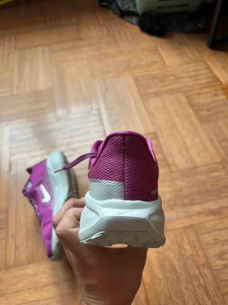 Used White Nike Running Shoes bike — image 9 of 12