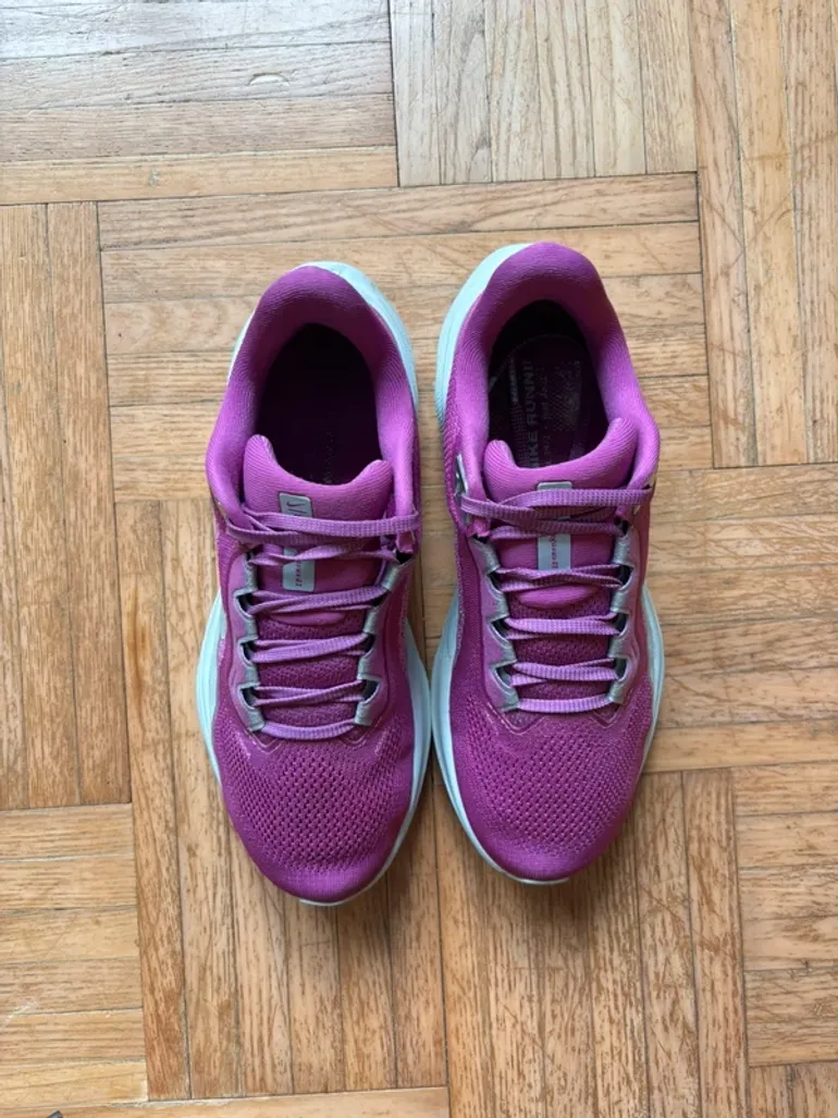 Used White Nike Running Shoes bike — image 3 of 12