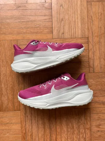 Used White Nike Running Shoes bike — image 1 of 12