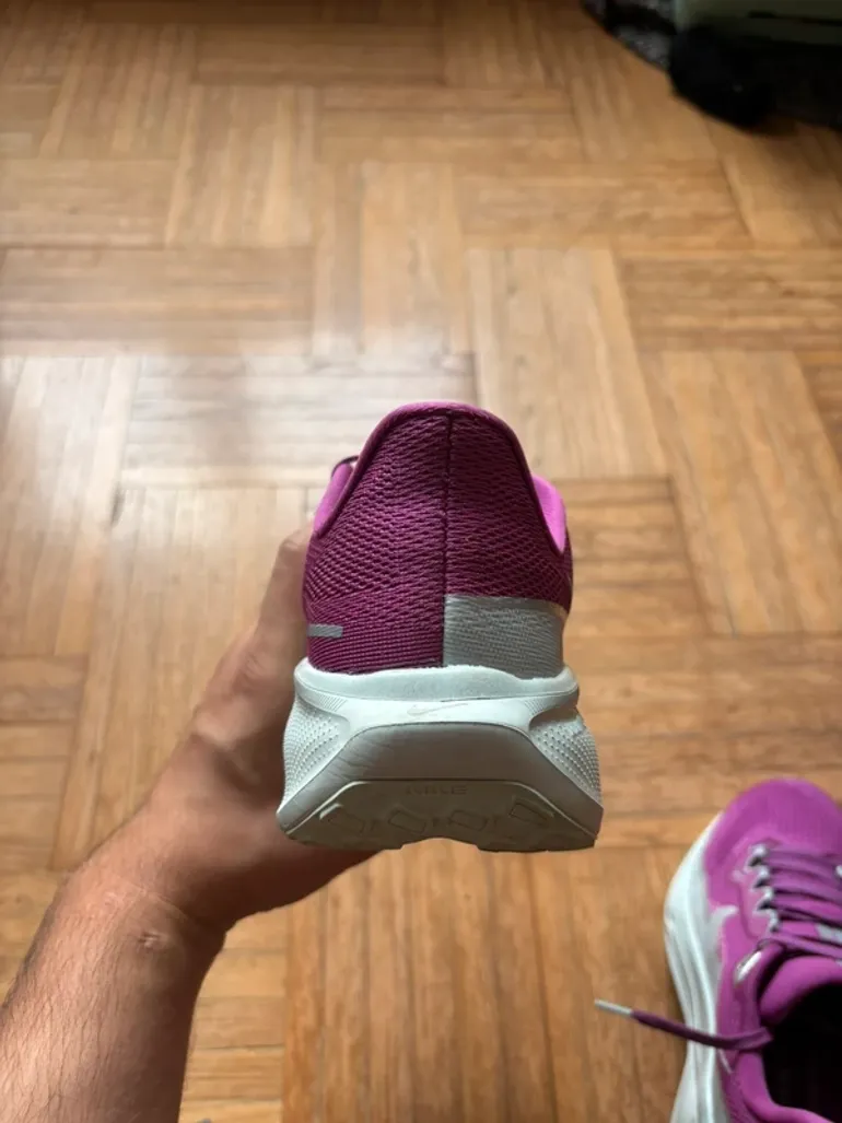 Used White Nike Running Shoes bike — image 10 of 12