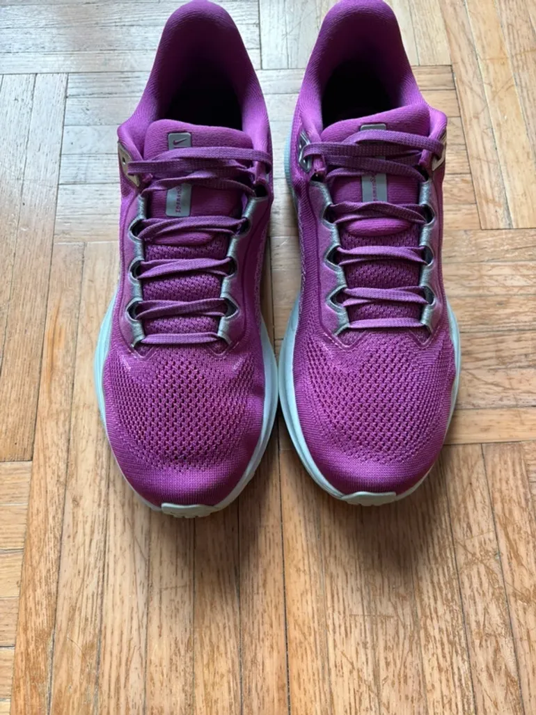 Used White Nike Running Shoes bike — image 2 of 12