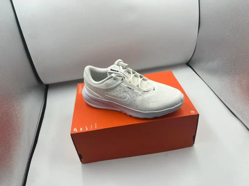 Used White Star Runner 3 Running Shoes