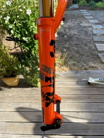 Brugt Fox 36 Factory Float Grip 2 2024 bike — billede 3 af 5