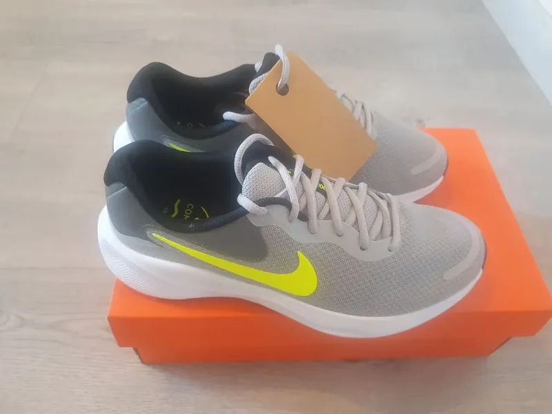 Used Look Revolution 7 Running Shoes