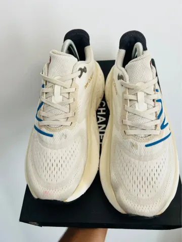 Used New Balance Fresh Foam More V4 bike — image 5 of 10