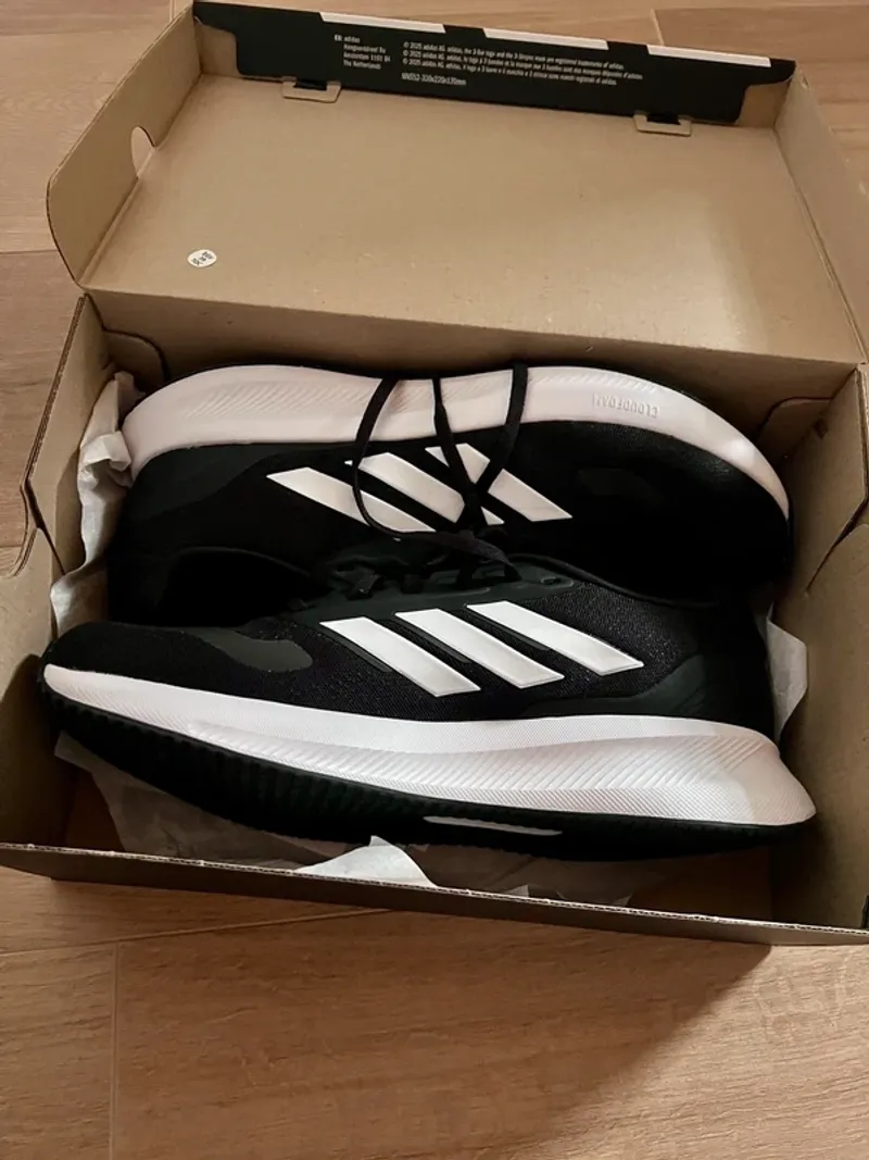 Käytetty Adidas Falcon Running Shoes