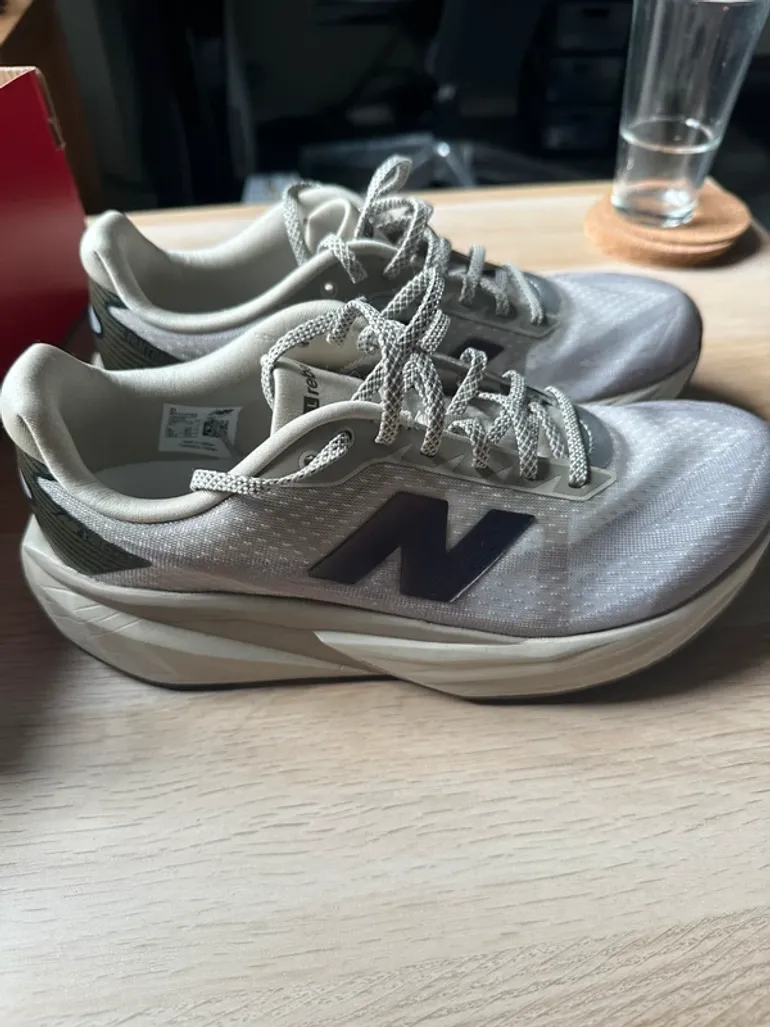 Used New Balance Fuelcell Rebel v5 bike — image 4 of 8