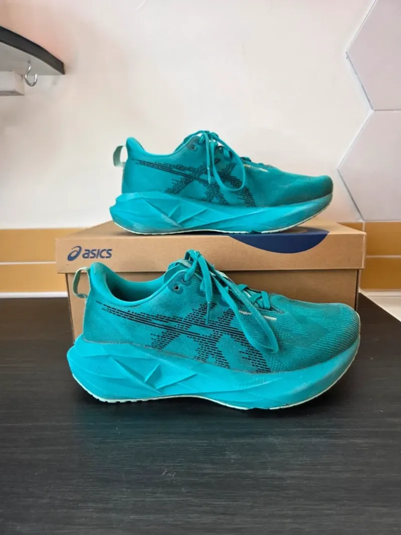 Tweedehands Asics Novablast 5 Running Shoes
