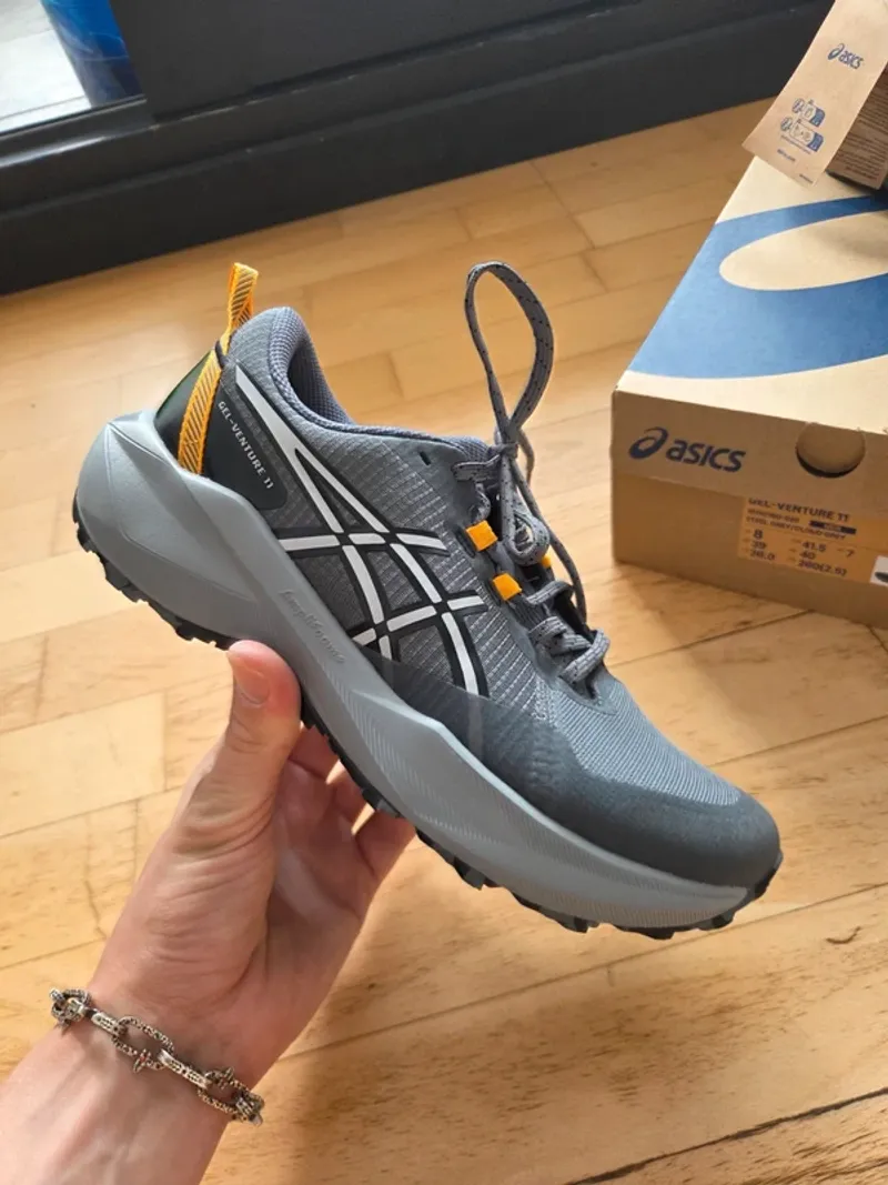 Used Asics Gel Venture 11 Running Shoes