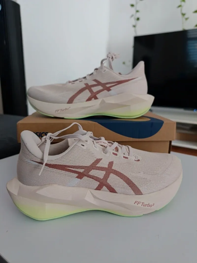 Used Asics Novablast 6 Running Shoes