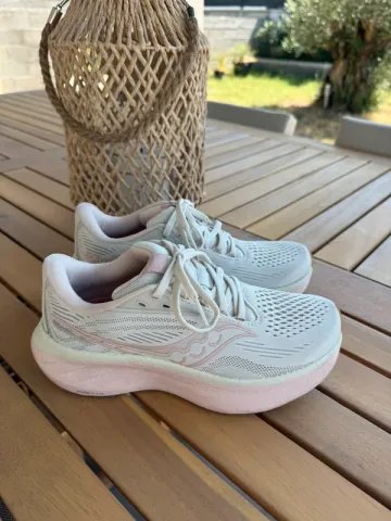 Used Saucony Running Shoes bike — image 1 of 3