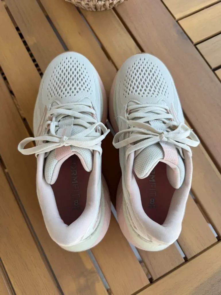 Used Saucony Running Shoes bike — image 3 of 3