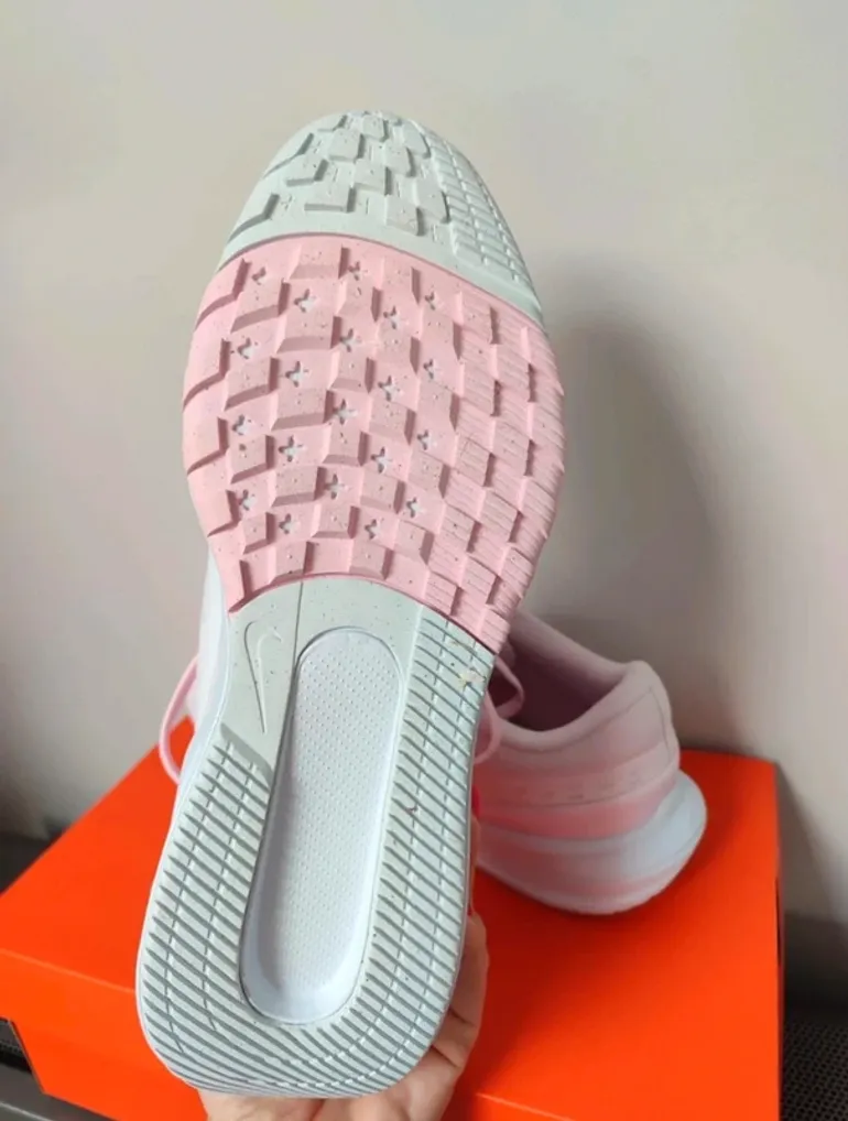 Used Nike Performance Running Shoes bike — image 3 of 4
