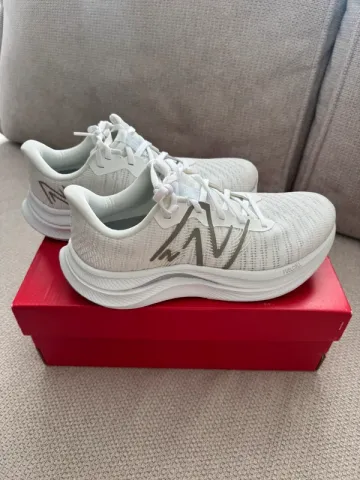 Käytetty New Balance FuelCell Propel v4 bike — kuva 2 / 8