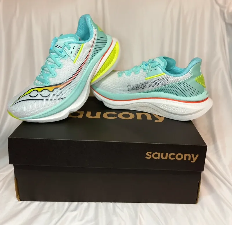 Käytetty Saucony Endorphin Azura Running Shoes