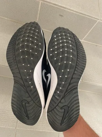 Used Nike Air Zoom Vomero 15 bike — image 4 of 6