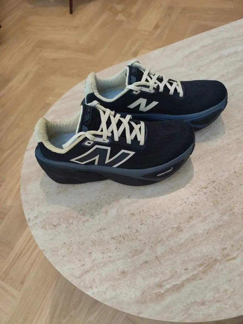 Used New Balance MMORE Fresh Foam Running Shoes