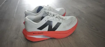 Used New Balance FuelCell SuperComp Trainer v3 bike — image 2 of 3