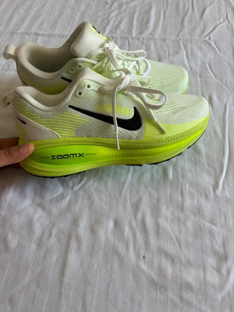Used Look Vomero 18 Running Shoes