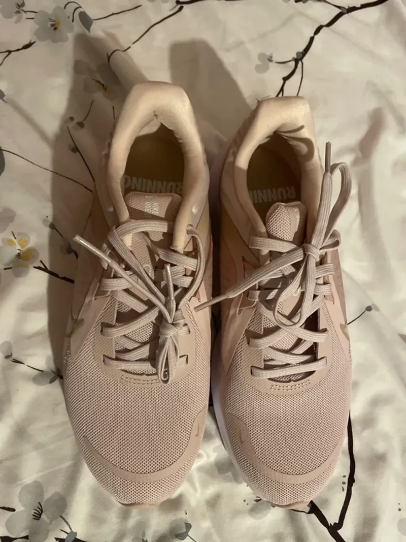 Used Nike Quest 5 Running Shoes