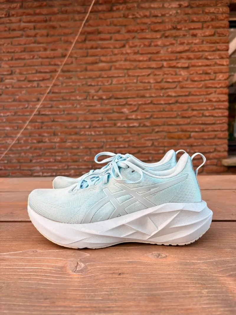 Used Asics Novablast 5 Running Shoes