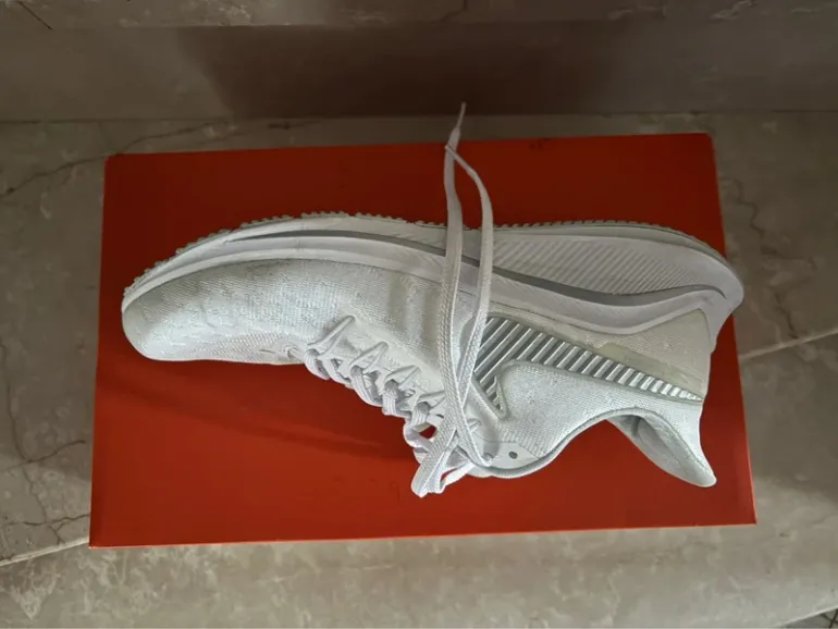 Used White Air Zoom Vomero 14 bike — image 5 of 5