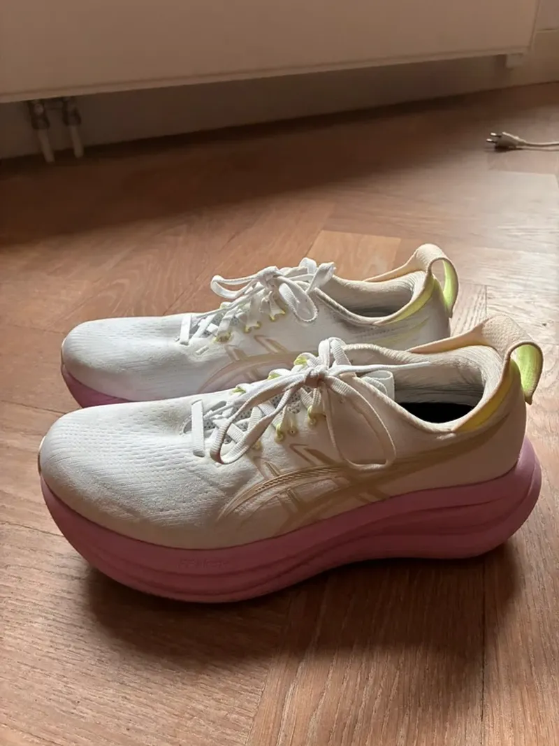 Used Asics Nimbus 28 Running Shoes