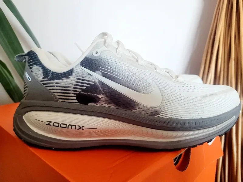 Used Nike Vomero 18 SE Running Shoes